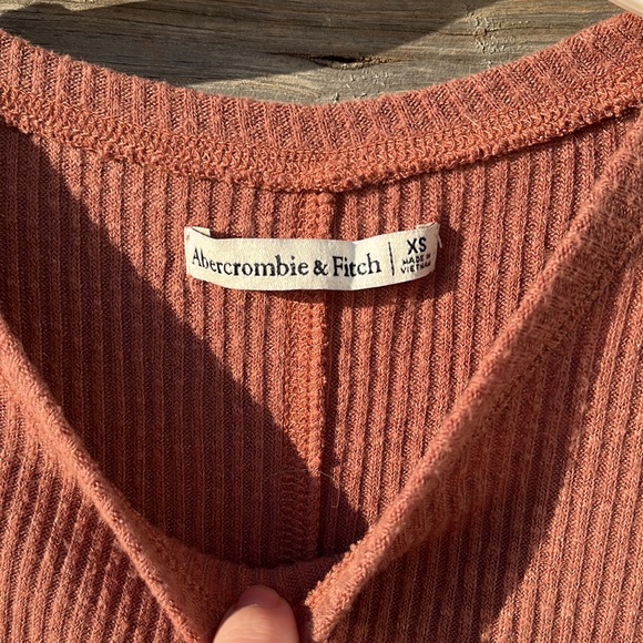 Abercrombie Form-Fitting Tee - Picture 3 of 5